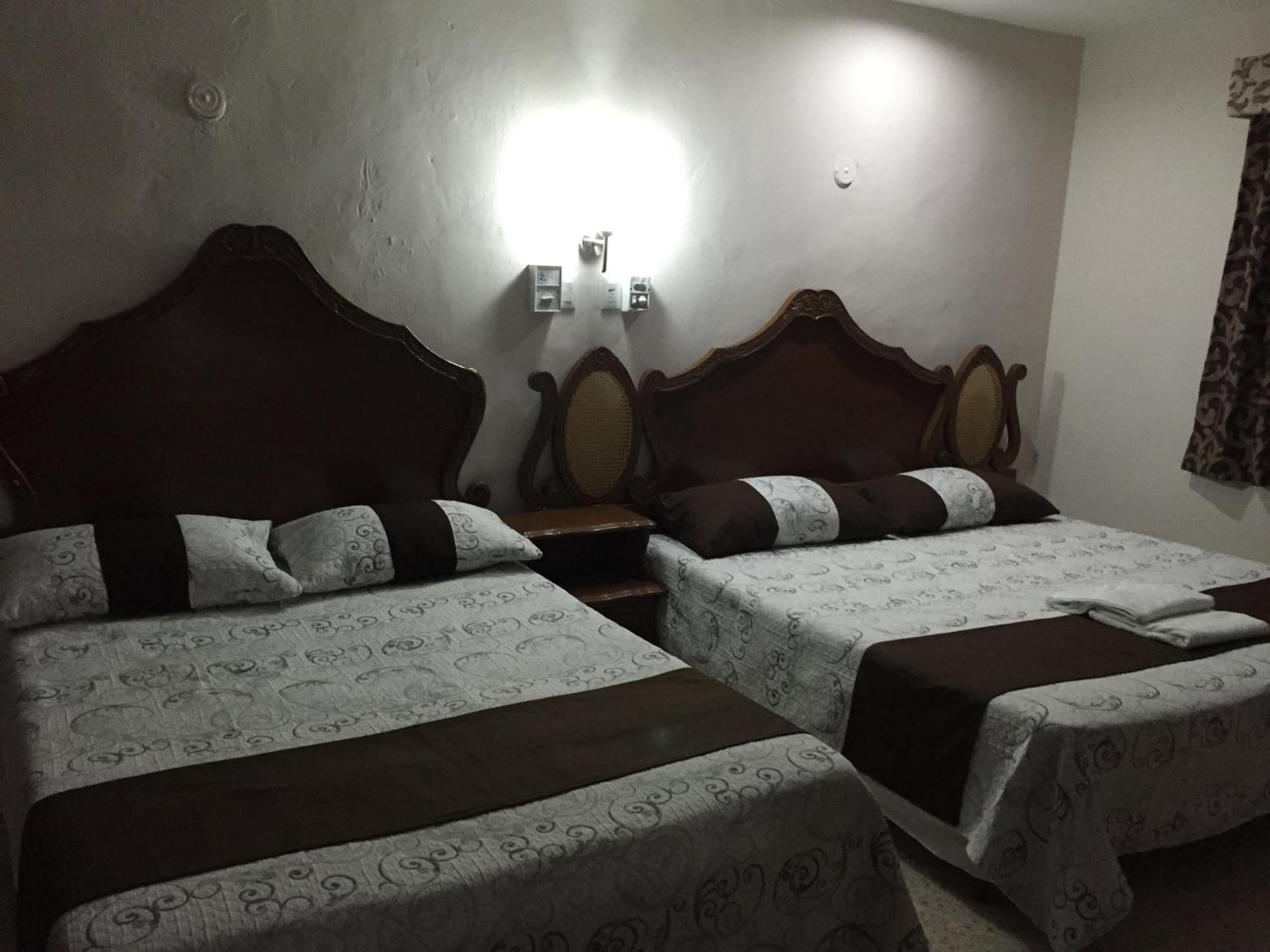 Hostal Kin-Beh Vandrarhem Valladolid  Exteriör bild