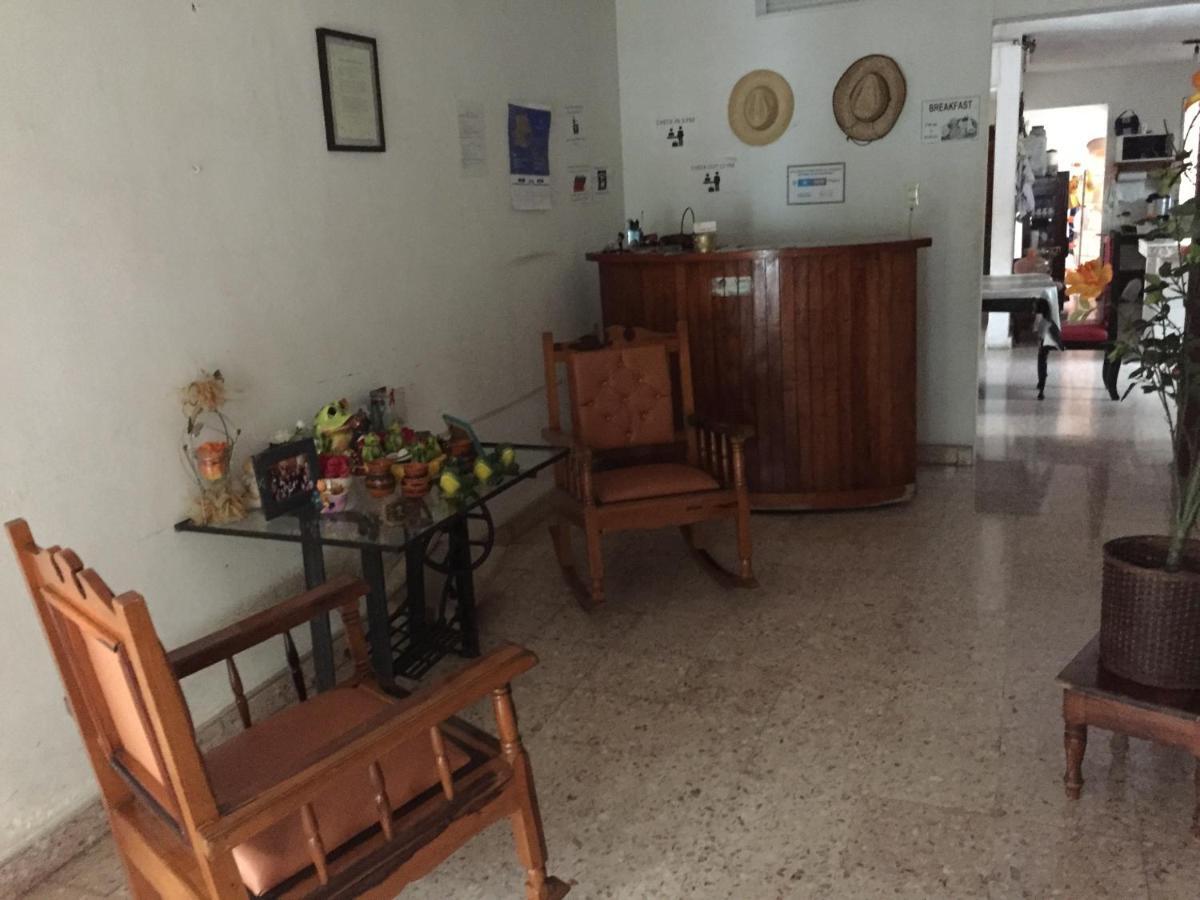 Hostal Kin-Beh Vandrarhem Valladolid  Exteriör bild